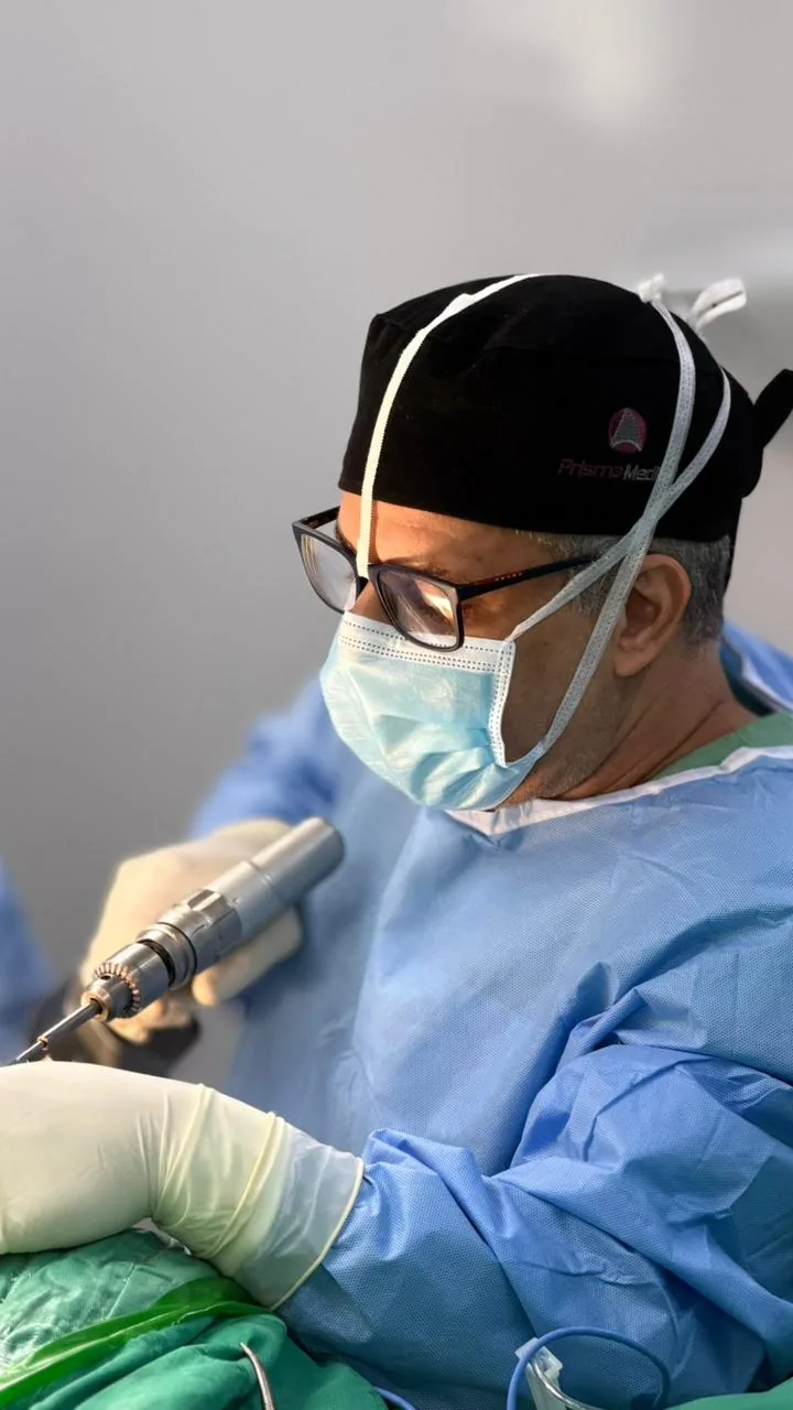 Dr. Ulbiramar Correia realizando cirurgia de joelho em Goiânia